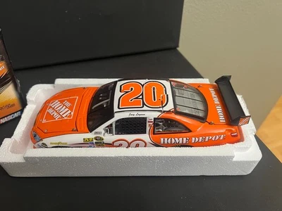 Joey Logano 2009 The Home Depot Toyota Camry 1/24 Diecast NASCAR Stock Car Foto 1 de 4