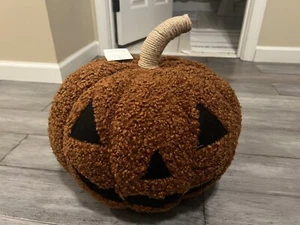 Cuscino peluche nuovo con etichette Pottery Barn arancione zucca Jack O Lanterna - Foto 1 di 4