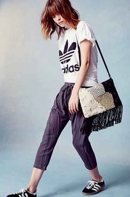 Bolsa de ombro Ecote Boho Shag tapeçaria foldover camurça tiracolo Urban Outfitters - Imagem 1 de 4