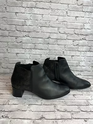 Botín cómodo para mujer Munro Alix cuero negro estampado parcial de serpiente. Talla 8M Foto 1 de 4