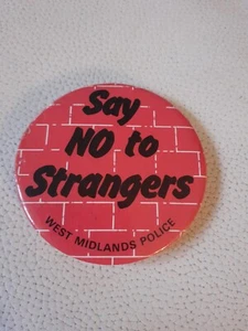 Insignia vintage de la policía de West Midlands di no a los extraños - Imagen 1 de 3