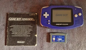 Gameboy Advance Nintendo Plastiche e Vetrino Nuovo + Cartuccia Gioco e Manuale - Foto 1 di 8