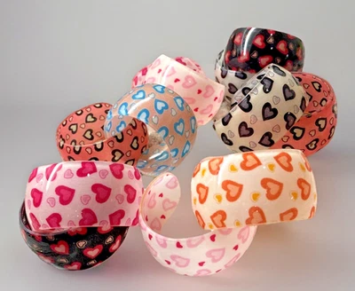 BARGAIN Hearts Galore❤️袖口手链套装12个派对礼品多种图案 — 第 1/4 张图片