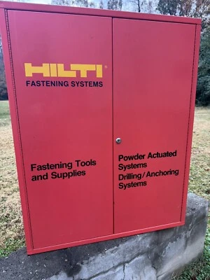 Armario de montaje en pared de metal Hilti vintage con llave Foto 1 de 4