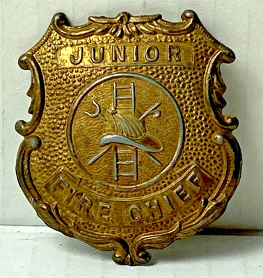 Insignia de metal vintage Tootsie juguete Tootsie Junior jefe de bomberos EE. UU. Foto 1 de 4