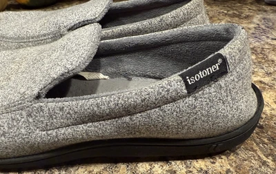 Chinelos Isotoner Masculino Tamanho 13-14 Cinza Fundo de Borracha Grosso Forro de Pelúcia - Imagem 1 de 3