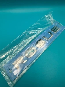 OEM 2014-2020 Nissan Rogue emblema trasero insignia logotipo puerta levadiza 84895-4BA0A - Imagen 1 de 4