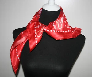 Halstuch in Signalfarbe rot, glänzend,  75x75 cm, Blatt- u. Blumenmotive - Bild 1 von 3