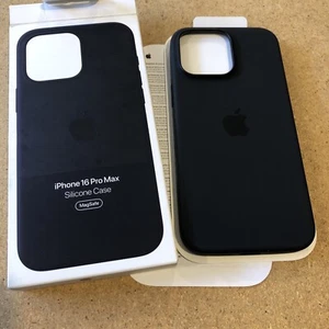 Coque silicone véritable Apple iPhone 16 Pro Max housse MagSafe noire A3316 MYYT3ZM/ - Photo 1 sur 10