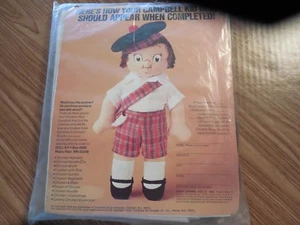 Neu in Verpackung Vintage 1980 Campbell Kind Junge Puppe Kit mit rot karierten Shorts * grünes Tam - Bild 1 von 2