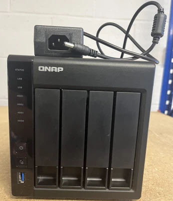 TS-451+ QNAP 4 Bay NAS 8GB Speicher mit Netzteilkabel vollständig getestet fu... - Bild 1 von 4