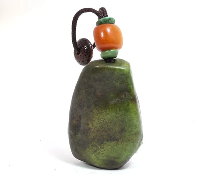 Pingente antigo tibetano turquesa com pátina envelhecida, emparelhado com contas de âmbar antigas - Imagem 1 de 4