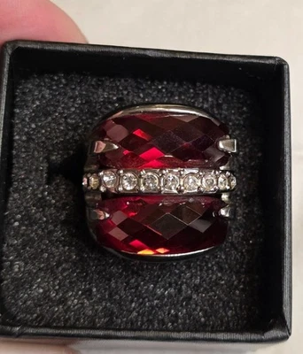 Anillo de cóctel rojo multifacético vidrio y pedrería chapado en rodio talla 6 Foto 1 de 4