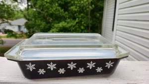 Vintage Pyrex 2 Qt. Black Snowflake Casserole Baking Dish 575-B W/ Lid 550c - Picture 1 of 12