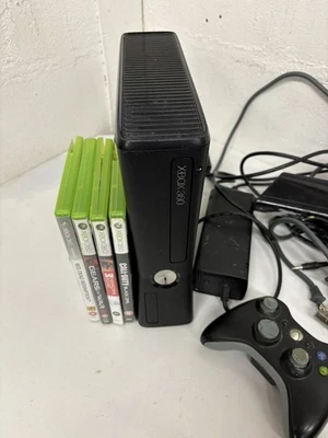 Xbox 360 Slim S 4GB Console With Cables, Kinect Camera 4 games and controller - Image 1 of 4