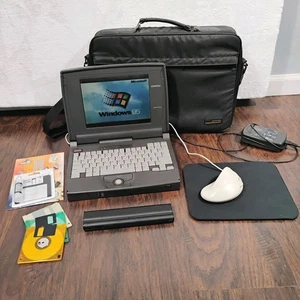 Compaq Contura 400C Vintage Laptop Windows 95 z torbą i akcesoriami - Zdjęcie 1 z 24