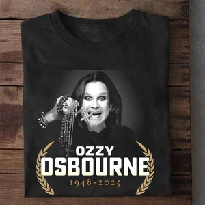 T-shirt nera firmata Rest In Peace Ozzy Osbourne 1948-2025 tutte le taglie S-5XL TMB568 - Foto 1 di 2