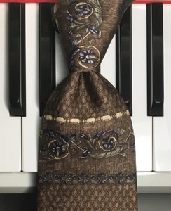 STAFFORD / Neoklassische Krawatte aus Blattseide in Blau, Grün und Elfenbein auf Toasty Brown - Bild 1 von 9