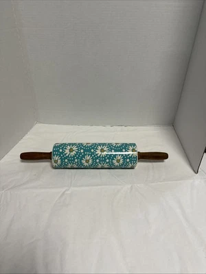 Rodillo de cerámica turquesa con margaritas The Pioneer Woman Foto 1 de 3