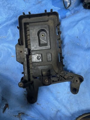 Volkswagen Passat SE 2012 soporte bandeja batería OEM+ Foto 1 de 4