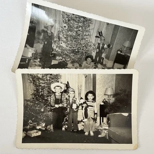 Fotografía instantánea vintage en blanco y negro Navidad niños jugando con juguetes oropel - Imagen 1 de 11