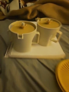 Tupperware SUGAR BOWL CREAMER SET Beige PUSH BUTTON GOLD LIDS 1414 1415 Vintage - Picture 1 of 7