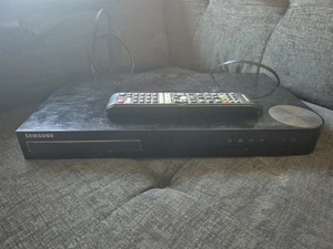 Reproductor de cine en casa Blu-ray 3D Samsung HT-J5500W con control remoto, cables HDMI - Imagen 1 de 7
