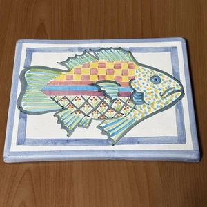MacKenzie-Childs Fischfliesenuntersetzer 8x6 handbemalt blauer Rand rot gelb kariert - Bild 1 von 2
