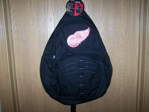 Detroit Red Wings   NHL TEAM SPORT  Sling Backpack NEW WITH TAGS BLACK Cover