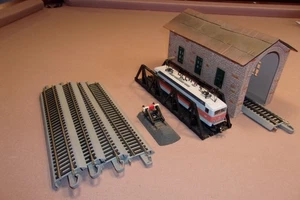 VINTAGE MARKLIN LOCOMOTIVE + GARAGE / DEPOT AND TRACK SECTIONS - Picture 1 of 6
