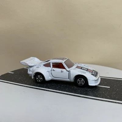 无品牌压铸保时捷 935 赛车白色带条纹 #8 马提尼 1: 64 如图所示 — 第 1/4 张图片