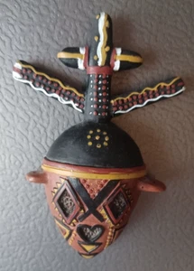 MASCARILLA TRIBAL DISEÑADA IMÁN NEVERA--4" ALTO Y 2 3/4" ANCHO - Imagen 1 de 2