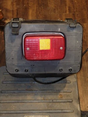 Yamaha Moto 4 250 1989 conjunto de luces traseras 2x4 con compartimento de maletero en buen estado... Foto 1 de 4