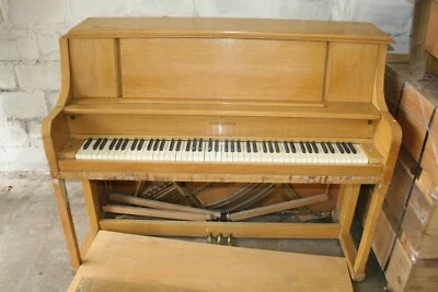 Piano vertical Story & Clark caoba 88 teclas 311372 3 pedales Foto 1 de 4