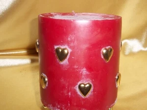 "Vela de pilar redondo rojo San Valentín 4""." Diámetro alto x 4" con corazones dorados - Imagen 1 de 3