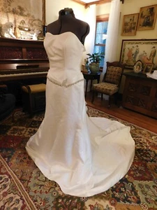 GORGEOUS WHITE SATIN STRAPLESS FIT FLARE BEADED WEDDING GOWN S 12 - Picture 1 of 10