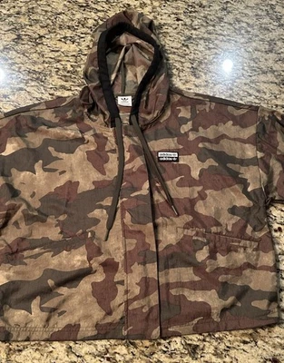 Chaqueta Adidas Mujer Pequeña Verde Camuflada Cremallera Completa Logo Recortada Bolsillo Ligero Foto 1 de 4