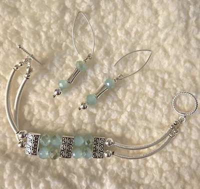 Pulseira e brincos combinando feitos à mão com cristal verde pálido e prata - Imagem 1 de 4
