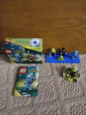 Lot Of Lego Alien Conquest Mini Figs And UFO - Image 1 of 2