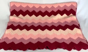 Handgefertigte afghanische Decke Überwurf gestrickt Chevron Zick Zack gehäkelt rosa Farben EUVC - Bild 1 von 3