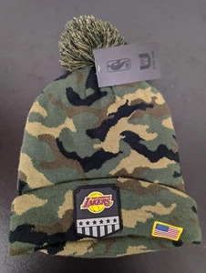 Los Angeles Lakers Salute to Service Beanie Mütze NBA grün Tarnmuster USA Flagge Aufnäher - Bild 1 von 4