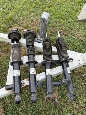 Apoios de suspensão dianteiros/traseiros Infiniti Q50 400 RWD com DDS FABRICANTE DE EQUIPAMENTO ORIGINAL 2016 2017 2018 2019 2020 2021 - Imagem 1 de 4