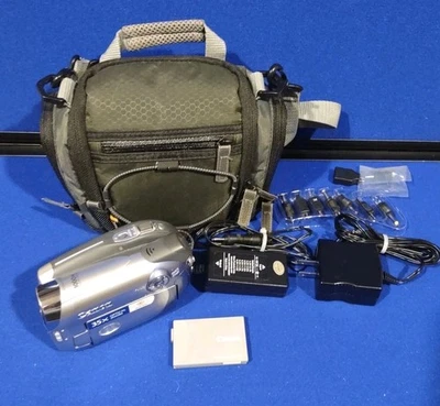 Canon DC210 DVD Camcorder with 35x Optical Zoom, Bundle *Tested* - Image 1 of 4