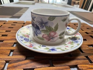 Juego de taza y plato de platillo de 8 pulgadas de gres Majesticware by Oneida Freesia - Imagen 1 de 9