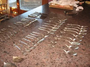 66 Pezzi Old Company Piatto Motivo Floreale Silverplate Posate Argenteria MONO "B" - Foto 1 di 14