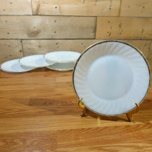 1 Plato de Almuerzo Fire King Blanco Remolino Borde Dorado 9" 7 Disponibles - Swanky Barn - Imagen 1 de 12