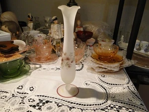 Wikinger Milchglas 10,25" Knospenvase, geriffelte Spitze, handbemalt florales Design - Bild 1 von 8