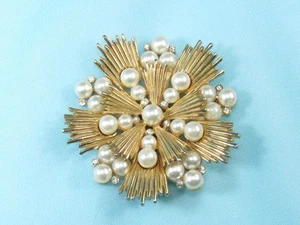 Vintage Krone Trifari goldfarbene Starburst Perlen Brosche Anstecknadel. Signiert. - Bild 1 von 8