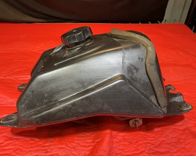 2004 YAMAHA BEARTRACKER YFM250 TANQUE DE COMBUSTÍVEL GASOLINA 4XE-F4110-10-00 4XE-F4110-00-00 - Imagem 1 de 4