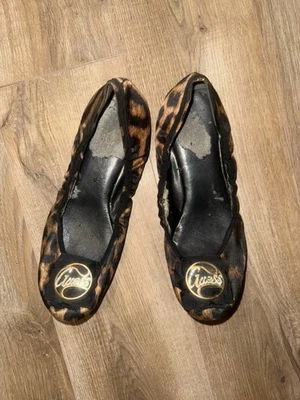Zapatos GUESS Mujer Talla 8.5 M Marrón Ballet Estampado Animal Tela Leopardo Hebilla Dorada Foto 1 de 2